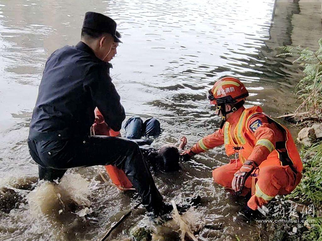 “英勇警察下水救援现场直击”